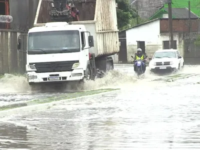 Chuva volta a causar estragos no RS, e Porto Alegre fica sob alerta para tempestade