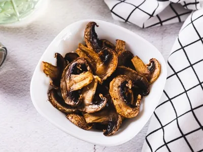 Cogumelo na air fryer: receita de shitake com molho oriental fica pronta em 7 minutos