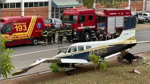 Avião de pequeno porte cai em praça de Bragança Paulista; dois ficam feridos