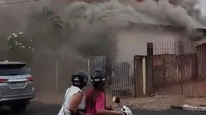 Vídeo: casa é destruída por um incêndio em Araçatuba