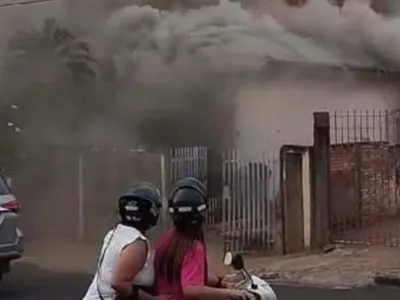 Vídeo: casa é destruída por um incêndio em Araçatuba