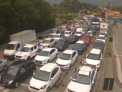 Travessia de balsas entre Ilhabela e São Sebastião é paralisada devido a fortes ventos