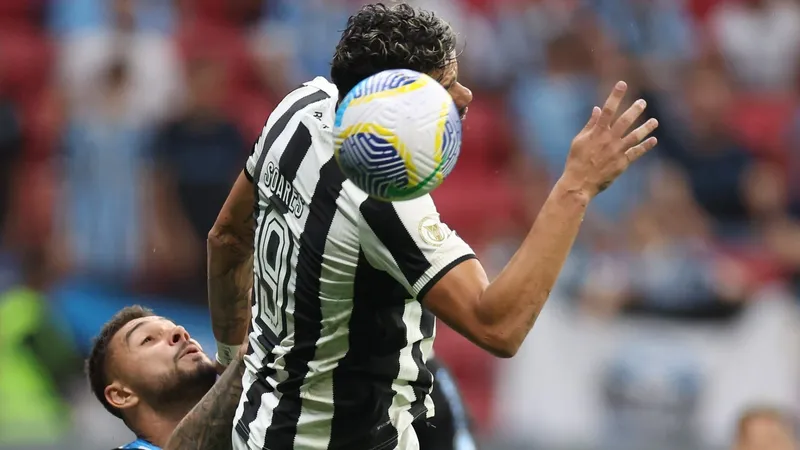 Com mistão, Botafogo empata com o Grêmio e segue líder do Brasileirão