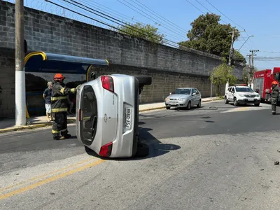 Carro capota e deixa motorista ferido em acidente em Guaratinguetá (SP)