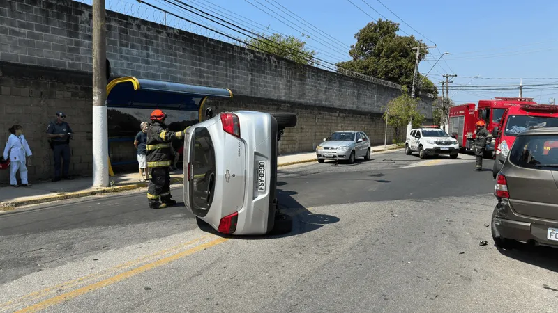 Carro capota e deixa motorista ferido em acidente em Guaratinguetá (SP)