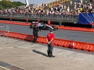 Albon pilota Williams durante exibição em São Paulo e celebra: 'Sempre divertido vir ao Brasil'