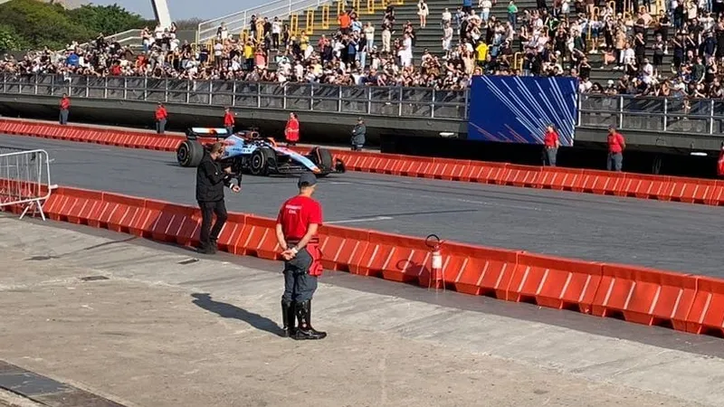 Albon pilota Williams durante exibição em São Paulo e celebra: 'Sempre divertido vir ao Brasil'