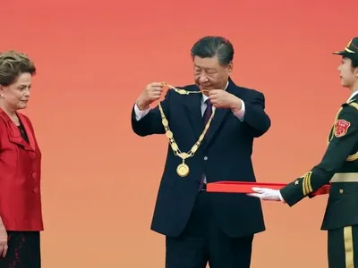 Dilma Rousseff recebe 'Medalha da Amizade', maior honraria a cidadãos estrangeiros na China