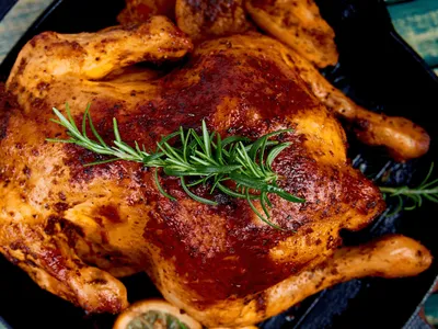 Frango assado de padaria "turbinado" tem gostinho de domingo e vai salvar seu almoço