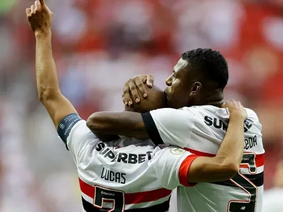 São Paulo aproveita expulsões, sofre susto, mas vence o Corinthians em Brasília