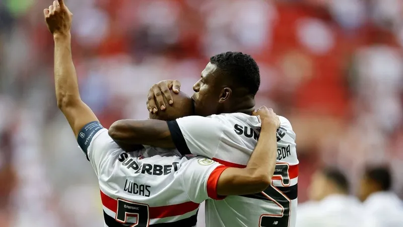 São Paulo aproveita expulsões, sofre susto, mas vence o Corinthians em Brasília