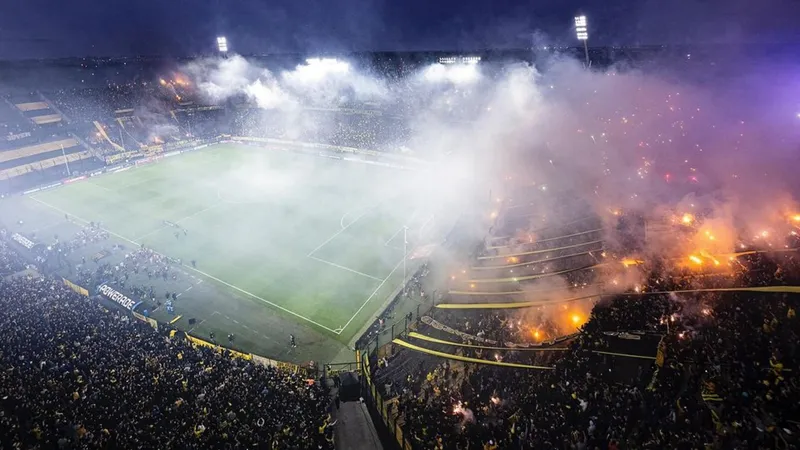 Presidente do Peñarol diz pagar multas "feliz" por festa feita pela torcida na Libertadores