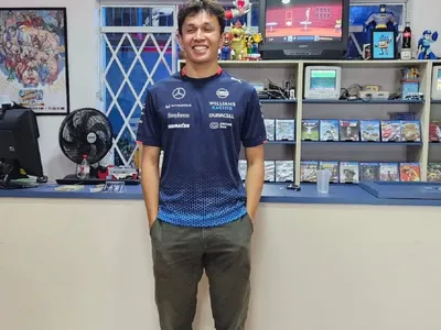 No Brasil, Albon visita loja de games raros e testa jogo que Ayrton Senna ajudou a desenvolver