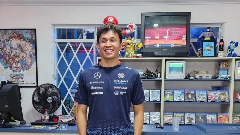 No Brasil, Albon visita loja de games raros e testa jogo que Ayrton Senna ajudou a desenvolver