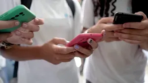 Estudo diz que proibição de celulares em escolas ajuda na concentração dos alunos