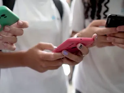 Estudo diz que proibição de celulares em escolas ajuda na concentração dos alunos