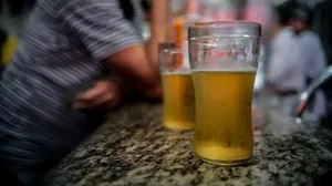 Consumo de álcool causa 12 mortes por hora no país, aponta estudo da Fiocruz