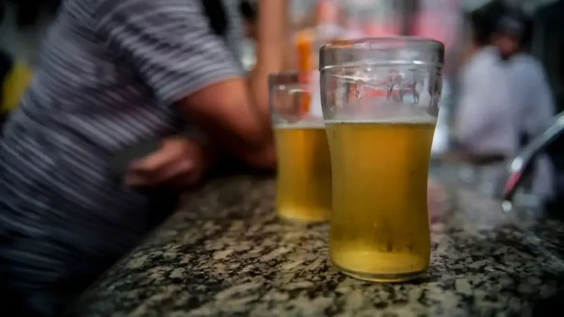 Consumo de álcool causa 12 mortes por hora no país, aponta estudo da Fiocruz