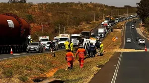 Caminhão carregado com areia tomba na BR-153