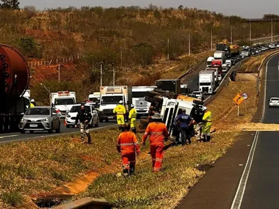 Caminhão carregado com areia tomba na BR-153