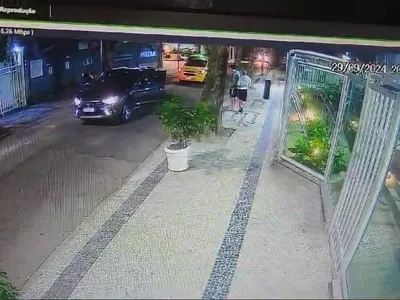 Carro é roubado durante um assalto em Botafogo, na Zona Sul do Rio