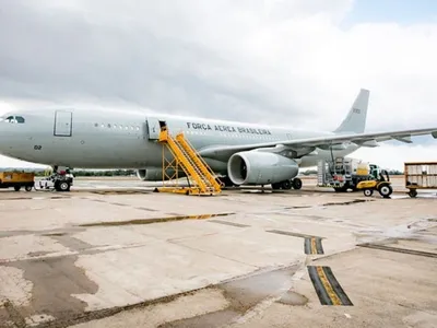 Voo da FAB com primeiros brasileiros repatriados do Líbano chega ao Brasil