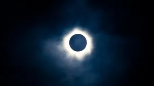 Entenda como o eclipse solar de outubro vai sacudir a sua vida amorosa