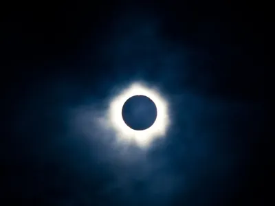 Entenda como o eclipse solar de outubro vai sacudir a sua vida amorosa