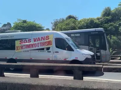 Profissionais que trabalham com vans de turismo realizam protesto nesta terça-feira (1º)