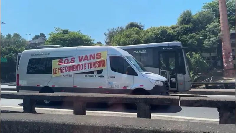 Profissionais que trabalham com vans de turismo realizam protesto nesta terça-feira (1º)