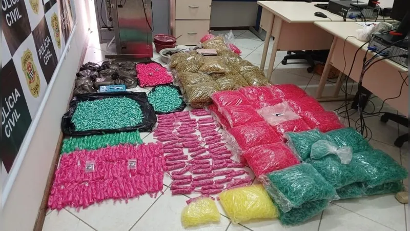 Polícia Civil estoura refinaria e apreende 10 kg de drogas em Pedreira