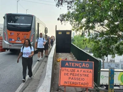 SP: Obras na Ponte do Jaguaré obrigam pedestres a utilizarem faixa de pavimento