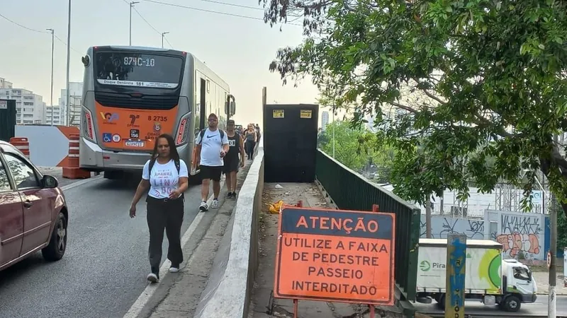 SP: Obras na Ponte do Jaguaré obrigam pedestres a utilizarem faixa de pavimento