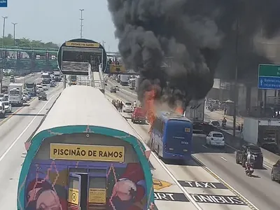 Ônibus pega fogo e interdita Av. Brasil, no sentido Centro