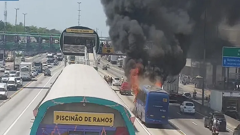 Ônibus pega fogo e interdita Av. Brasil, no sentido Centro