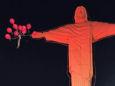 Iluminação do Cristo na cor rosa marca campanha contra o câncer de mama