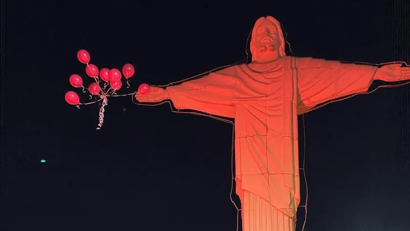 Iluminação do Cristo na cor rosa marca campanha contra o câncer de mama