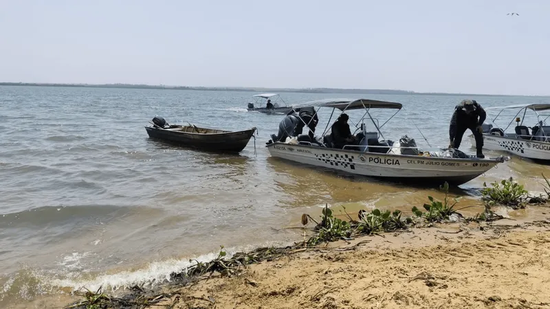 Polícia Ambiental apreende barcos, redes, arma e munições