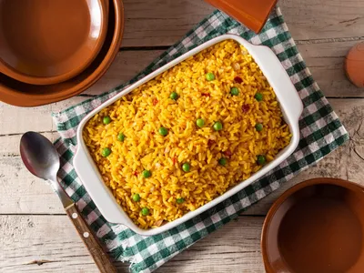 Arroz de forno simples, rápido e barato: faça receita deliciosa que não suja panela