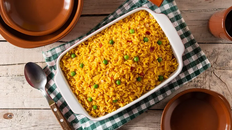 Arroz de forno simples, rápido e barato: faça receita deliciosa que não suja panela