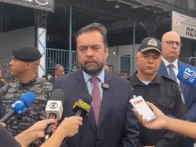 Castro anuncia fim de blitz "caça-níquel" e mudanças para PM não atrapalhar o trânsito