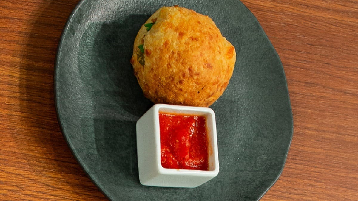 Pão de queijo recheado com frango | Band Receitas