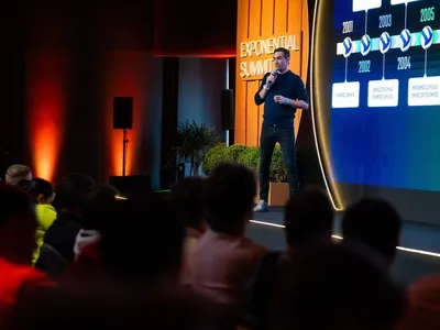 Exponential Summit chega ao seu último dia com palestras de Kamila Camilo e Giba