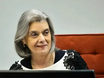 Cármen Lúcia critica desinformação e fala em "cabresto digital"