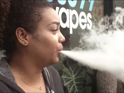 Vape é mais saudável que o cigarro? Especialistas alertam para riscos com a troca