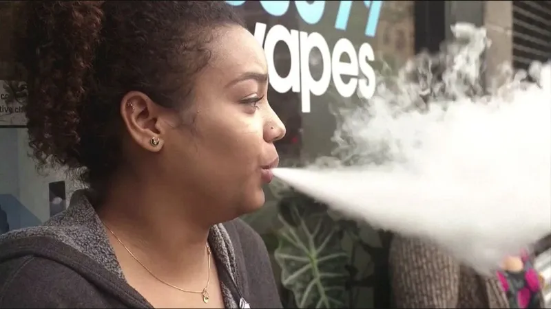 Vape é mais saudável que o cigarro? Especialistas alertam para riscos com a troca