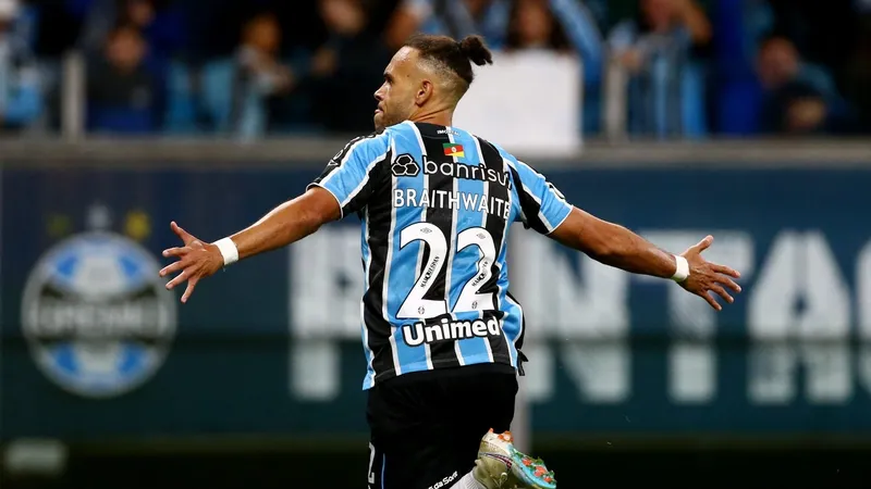 Grêmio tem 'ajudinha' do goleiro, vence Fortaleza e se afasta do Z4 do Brasileirão