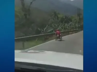 Vídeo: Homem de cadeira de rodas é flagrado transitando em estrada de Santa Catarina