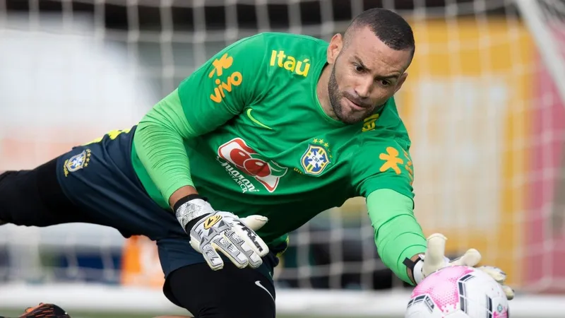 Weverton, do Palmeiras, é convocado para o lugar do goleiro Alisson, cortado da Seleção