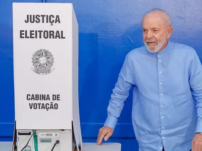 Lula vota em São Bernardo e pede que eleitores votem com consciência